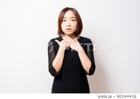 喉の具合が悪い喪服を着ている女性 喉の具合が悪い喪服を着ている女性 90144416