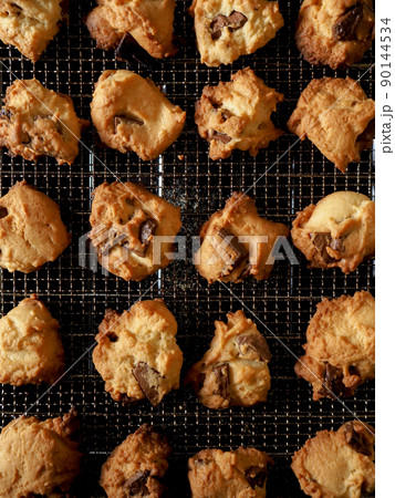 網に乗った焼きたてチョコチップクッキー 90144534