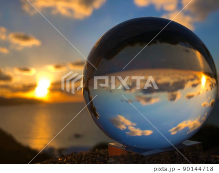 夕日とガラスボール 夕日とガラスボール 90144718