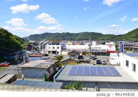 2021年。児島駅から岡山駅までの瀬戸大橋線の風景 90144830