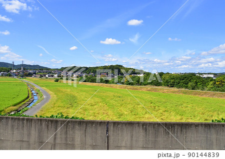 2021年。児島駅から岡山駅までの瀬戸大橋線の風景 90144839