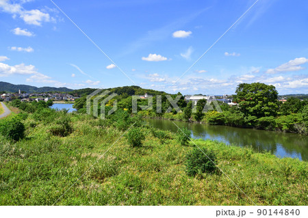2021年。児島駅から岡山駅までの瀬戸大橋線の風景 90144840