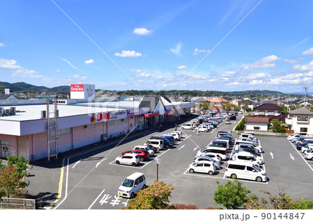 2021年。児島駅から岡山駅までの瀬戸大橋線の風景 90144847