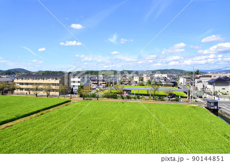 2021年。児島駅から岡山駅までの瀬戸大橋線の風景 90144851