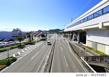 2021年。児島駅から岡山駅までの瀬戸大橋線の風景 90144865
