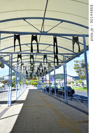 2021年。児島駅から岡山駅までの瀬戸大橋線の風景 90144868