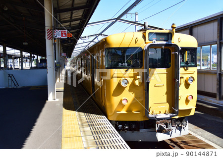 2021年。児島駅から岡山駅までの瀬戸大橋線の風景 90144871