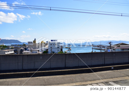 2021年。児島駅から岡山駅までの瀬戸大橋線の風景 90144877