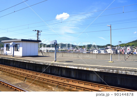 2021年。児島駅から岡山駅までの瀬戸大橋線の風景 90144878