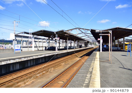 2021年。児島駅から岡山駅までの瀬戸大橋線の風景 90144879