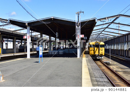 2021年。児島駅から岡山駅までの瀬戸大橋線の風景 90144881
