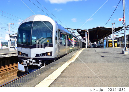 2021年。児島駅から岡山駅までの瀬戸大橋線の風景 90144882