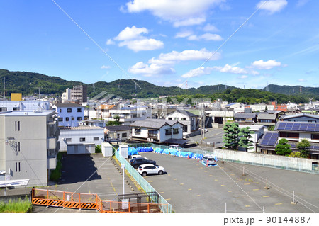 2021年。児島駅から岡山駅までの瀬戸大橋線の風景 90144887