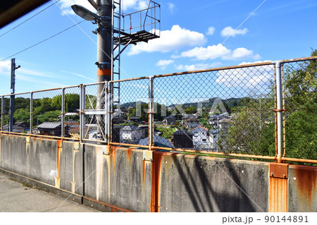 2021年。児島駅から岡山駅までの瀬戸大橋線の風景 90144891