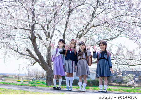 入学式の日にみんなで集まる小学生 入学式の日にみんなで集まる小学生 90144936