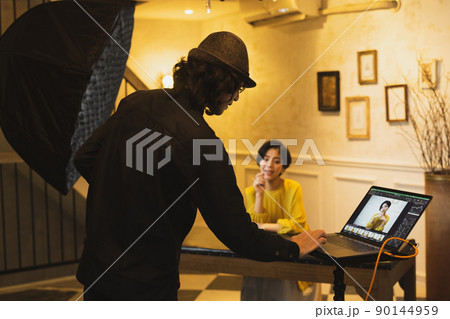 撮影現場　カメラマン　モデル 90144959