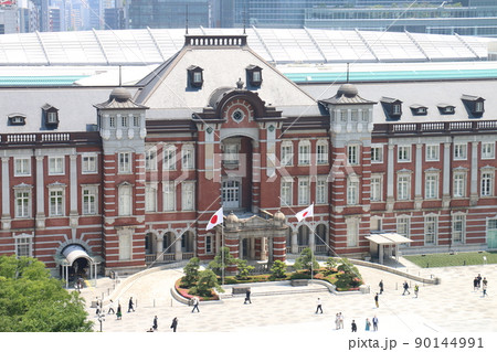 東京駅丸の内口　東京都千代田区丸の内 赤レンガ造りのレトロモダンな建物ターミナル駅と高層ビル 90144991