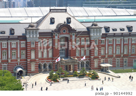 東京駅丸の内口　東京都千代田区丸の内 赤レンガ造りのレトロモダンな建物ターミナル駅と高層ビル 90144992