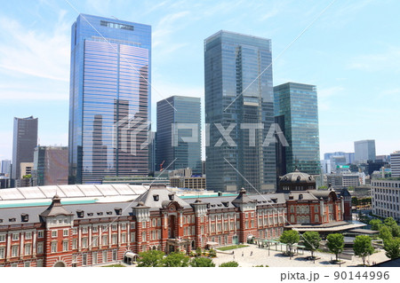 東京駅丸の内口　東京都千代田区丸の内 赤レンガ造りのレトロモダンな建物ターミナル駅と高層ビル 90144996