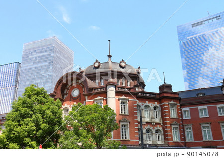 東京駅丸の内口　東京都千代田区丸の内 赤レンガ造りのレトロモダンな建物ターミナル駅と高層ビル 90145078