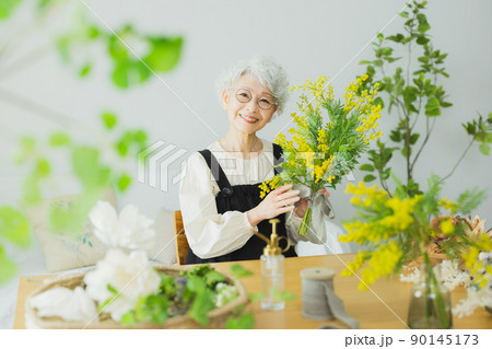 グレイヘアの女性　ライフスタイル　ミモザ 90145173