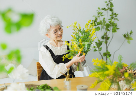 グレイヘアの女性　ライフスタイル　ミモザ 90145174