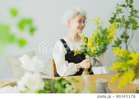 グレイヘアの女性　ライフスタイル　ミモザ 90145176