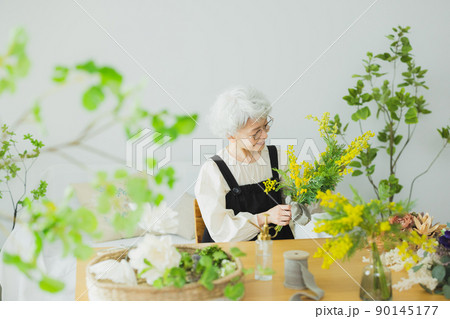 グレイヘアの女性　ライフスタイル　ミモザ 90145177