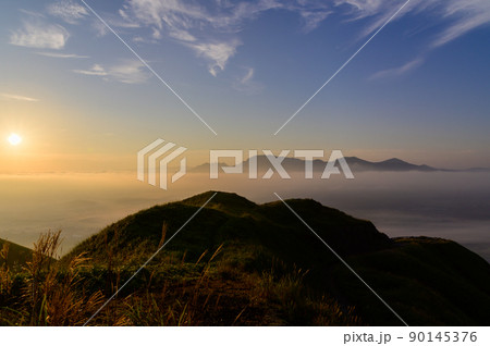 雲海(阿蘇山・阿蘇大観峰・阿蘇外輪山)「山頂から夜明けの阿蘇雲海景色」日本・熊本県阿蘇市 90145376