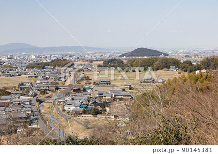 早春の甘樫丘から見た耳成山 90145381