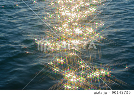 キラキラ光る海 90145739