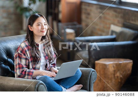 女性 テレワーク パソコン ライフスタイル ニューノーマル 女性 テレワーク パソコン ライフスタイル ニューノーマル 90146088