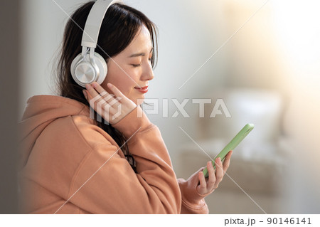 女性 ヘッドフォン 音楽鑑賞 ライフスタイル ニューノーマル 女性 ヘッドフォン 音楽鑑賞 ライフスタイル ニューノーマル 90146141
