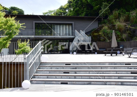 湯河原町　万葉公園湯河原惣湯玄関テラスと新緑 90146501