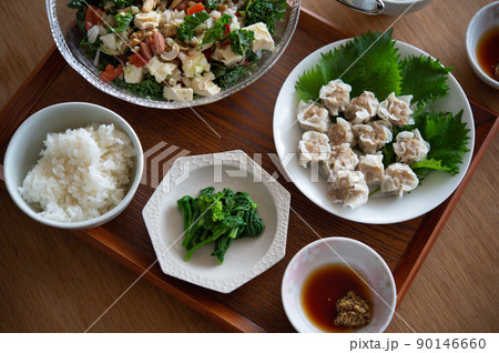 焼売とケールサラダの食卓 90146660