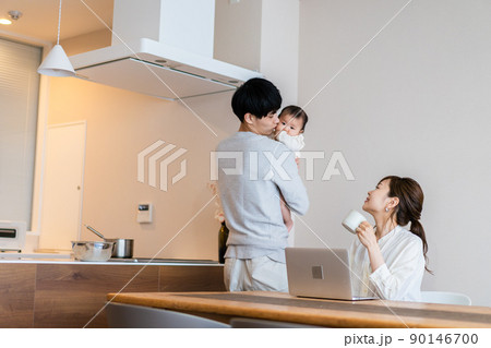 育休中のパパと働くママ 90146700