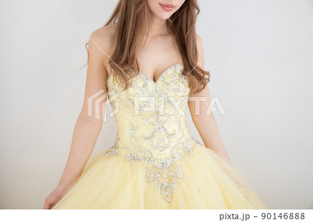 黄色いウェディングドレスを着た女性 wedding 黄色いウェディングドレスを着た女性 wedding 90146888