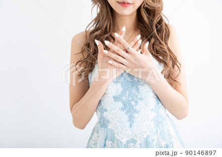 手を胸元においてネイルを見せる女性 nail 手を胸元においてネイルを見せる女性 nail 90146897