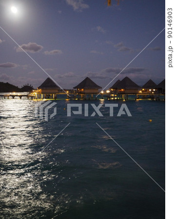 タヒチ ボラボラ島 夜 水上コテージ タヒチ ボラボラ島 夜 水上コテージ 90146903