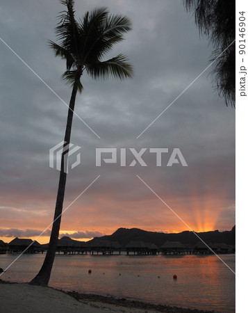 タヒチ ボラボラ島 夕日 水上コテージ タヒチ ボラボラ島 夕日 水上コテージ 90146904