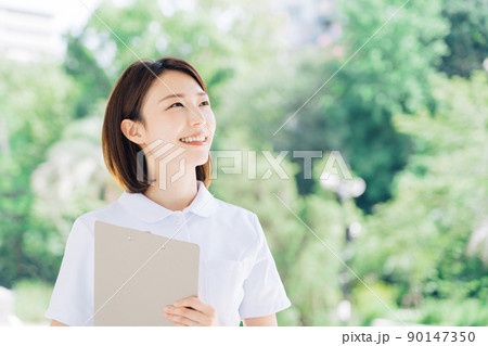 笑顔の看護師 90147350