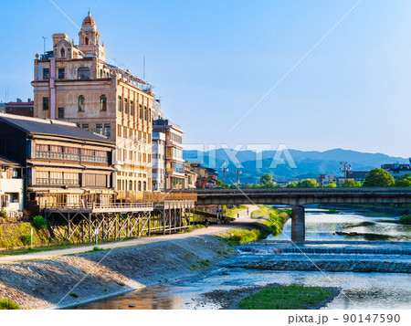 京都　鴨川と四条大橋　朝景 90147590