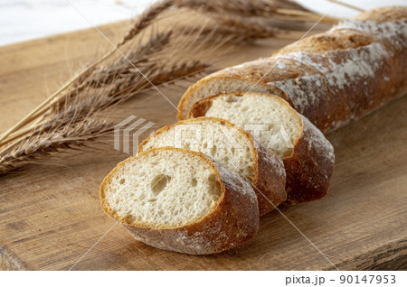 カッティングボードの上のパンと麦穂 カッティングボードの上のパンと麦穂 90147953