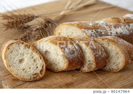カッティングボードの上のパンと麦穂 カッティングボードの上のパンと麦穂 90147964