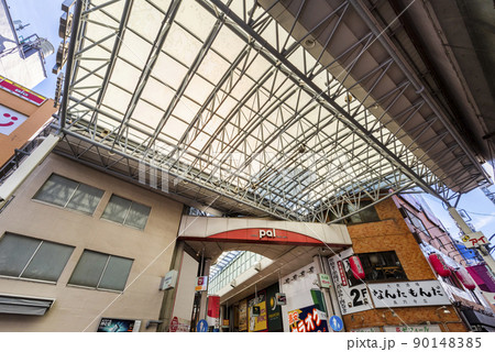 「高円寺」駅南口の「高円寺パル商店街」 「高円寺」駅南口の「高円寺パル商店街」 90148385