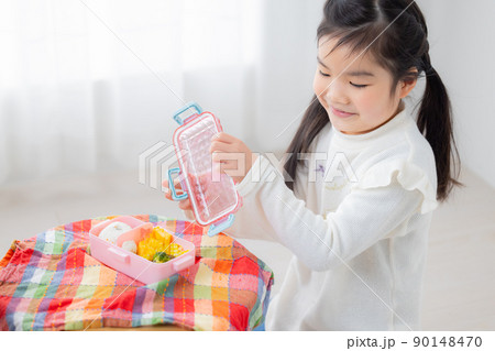 お弁当を食べる小学生の女の子 90148470
