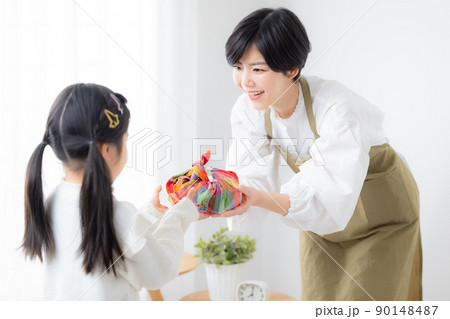 小学生の女の子　お弁当 90148487