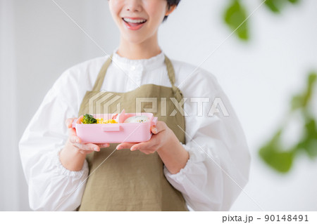 子供のお弁当を作るお母さん 90148491