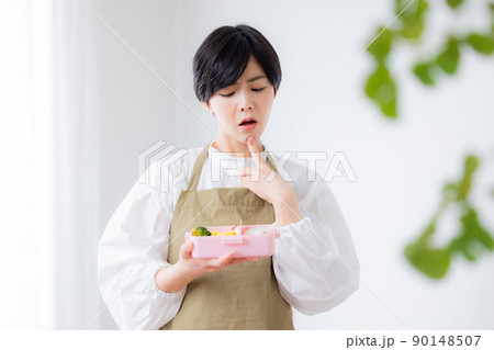 子供のお弁当を作るお母さん 子供のお弁当を作るお母さん 90148507