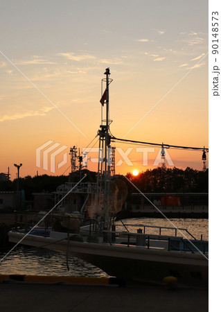 新潟　新潟市　万代島に沈む夕日 90148573